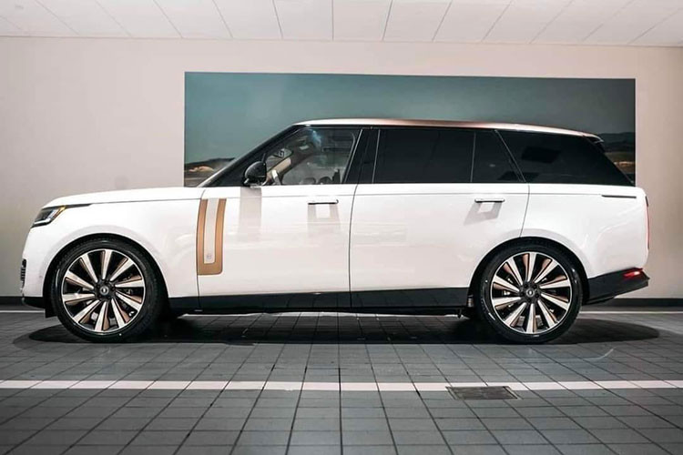 Là phiên bản đỉnh cao nhất của dòng xe SUV hạng sang Anh quốc, không khó hiểu khi dòng xe Range Rover SV còn có những màu sơn độc quyền bên cạnh những màu giống Range Rover tiêu chuẩn, cụ thể, phiên bản SV còn có thêm 14 màu nữa do bộ phận SVO tạo ra. Nếu vẫn chưa hài lòng, khách hàng có thể yêu cầu hãng Land Rover tạo ra bất kỳ màu sơn nào mà mình muốn.