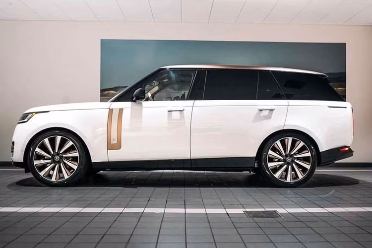 Là phiên bản đỉnh cao nhất của dòng xe SUV hạng sang Anh quốc, không khó hiểu khi dòng xe Range Rover SV còn có những màu sơn độc quyền bên cạnh những màu giống Range Rover tiêu chuẩn, cụ thể, phiên bản SV còn có thêm 14 màu nữa do bộ phận SVO tạo ra. Nếu vẫn chưa hài lòng, khách hàng có thể yêu cầu hãng Land Rover tạo ra bất kỳ màu sơn nào mà mình muốn.