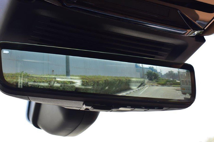 Nếu không thích da, khách hàng có thể chọn chất liệu bền vững hơn như Ultrafabric. Theo hãng Land Rover, chất liệu polyurethane này có vẻ đẹp thẩm mỹ và độ thô ráp như da thông thường. Tổng cộng, Range Rover SV 2022 có đến hơn 1,6 triệu cấu hình để khách hàng lựa chọn.