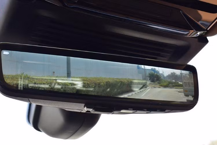 Nếu không thích da, khách hàng có thể chọn chất liệu bền vững hơn như Ultrafabric. Theo hãng Land Rover, chất liệu polyurethane này có vẻ đẹp thẩm mỹ và độ thô ráp như da thông thường. Tổng cộng, Range Rover SV 2022 có đến hơn 1,6 triệu cấu hình để khách hàng lựa chọn.