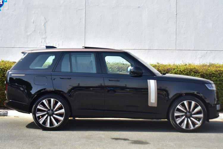 Đây được xem là dòng xe đắt tiền nhất của thương hiệu Range Rover tại Việt Nam ở thời điểm hiện tại. Chiếc Range Rover SV LWB P530 2023 đầu tiên tại Việt Nam sở hữu ngoại thấtl màu đen nguyên xe. Thương hiệu xe sang Anh quốc cho biết Range Rover SV có đến 1,6 triệu cấu hình mà khách hàng có thể xây dựng.
