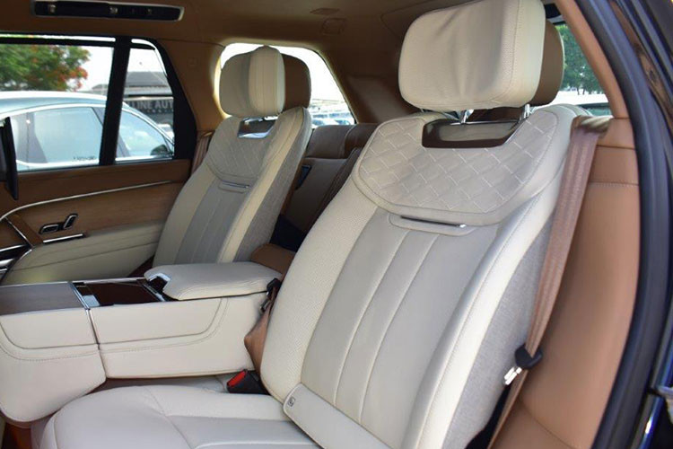 Đặc biệt, Range Rover SV còn có nhiều chi tiết bằng gốm như cần số, núm chỉnh điều hòa và núm xoay của hệ thống chọn chế độ lái Terrain Response. Theo hãng Land Rover, những chi tiết bằng gốm này mang đến cảm giác vừa thanh lịch vừa mát khi chạm vào. Đồng thời, những chi tiết bằng gốm trên Range Rover SV còn được chế tạo theo phương pháp giống mặt đồng hồ.