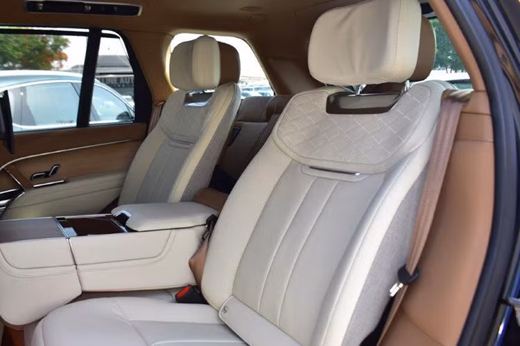 Đặc biệt, Range Rover SV còn có nhiều chi tiết bằng gốm như cần số, núm chỉnh điều hòa và núm xoay của hệ thống chọn chế độ lái Terrain Response. Theo hãng Land Rover, những chi tiết bằng gốm này mang đến cảm giác vừa thanh lịch vừa mát khi chạm vào. Đồng thời, những chi tiết bằng gốm trên Range Rover SV còn được chế tạo theo phương pháp giống mặt đồng hồ.