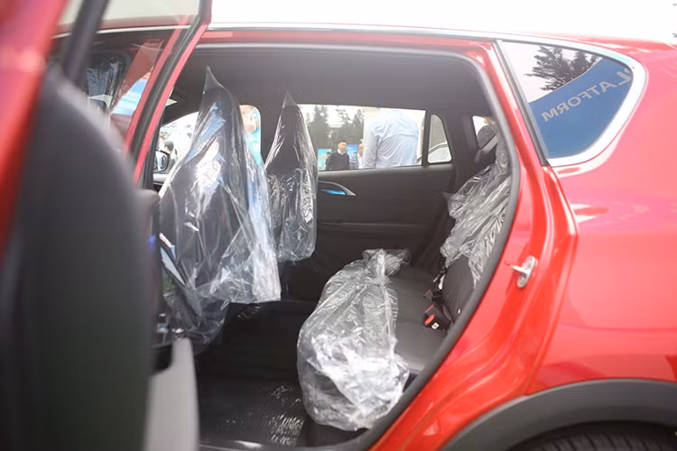 Nerio Green cũng được trang bị nhiều tiện ích đáng chú ý như đèn trước LED, gương chỉnh/gập điện, cốp sau đóng/mở điện, chìa khóa thông minh, màn hình cảm ứng trung tâm 10 inch, hệ thống âm thanh 6 loa, ghế bọc da tổng hợp, vô-lăng tích hợp phím chức năng,...