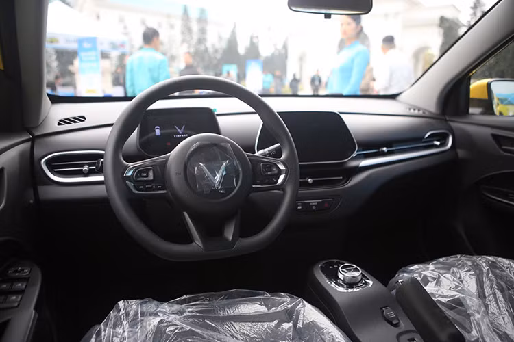 Xe được trang bị nhiều tiện nghi như đèn chiếu sáng bi-halogen/projector, gương chỉnh điện, cốp mở cơ, màn hình thông tin giải trí 8 inch hỗ trợ Android Auto/Apple CarPlay, ghế bọc giả da, trợ lý ảo Vivi, hỗ trợ đỗ xe phía sau,...