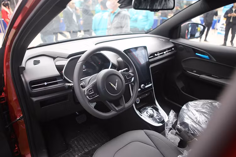 Các tính năng an toàn gồm phanh ABS, cân bằng điện tử, kiểm soát lực kéo, hỗ trợ khởi hành ngang dốc, điều khiển hành trình, hỗ trợ đỗ xe phía sau, camera 360 độ,...