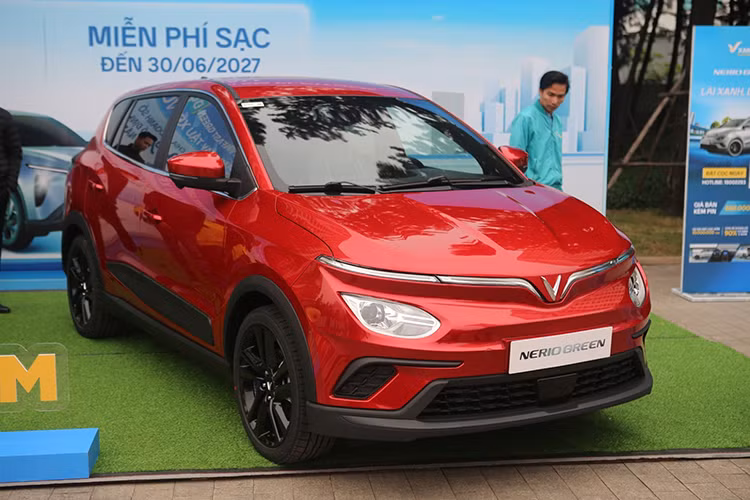 Về chiếc Vinfast Nerio Green, xe có giá 668 triệu đồng và được phát triển từ nền tảng của VF e34. Xe có thông số chiều dài x rộng x cao tương ứng là 4.300 x 1.768 x 1.615 mm, trục cơ sở dài 2.611 mm và khoảng sáng gầm 165 mm.