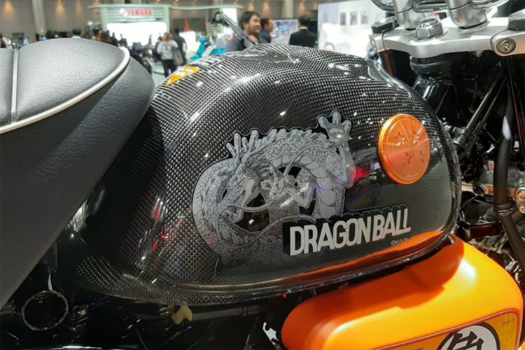 Ngoài ra trên xe máy Honda Monkey bản Dragon Ball, nắp hộp lọc gió cả bên trái phái đều màu cam và có dấu ấn rồng.... Mỗi chiếc xe cũng đi kèm một số series riêng được đánh số và là duy nhất trên thế giới.