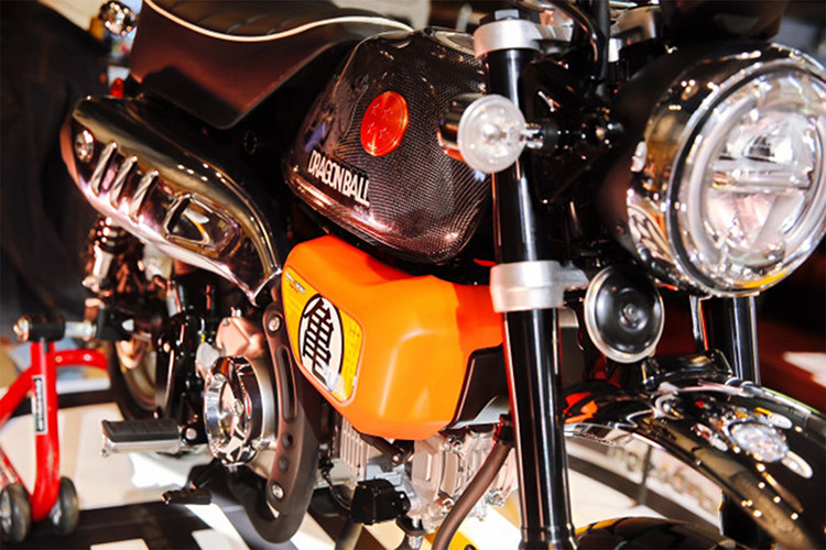 Honda Monkey Dragon Ball đời gây ấn tượng mạnh với fan "7 viên ngọc rồng" bởi bản thân tác giả Akira Toriyama là người đam mê xe. Toàn thân xe có nhiều dấu ấn nổi bật từ bộ truyện tranh nổi tiếng như là hình quả cầu 4 sao trên bình xăng cùng rồng thân quấn quanh.