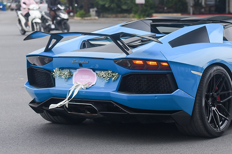Thông tin ban đầu còn cho biết, ngoài chiếc siêu xe mui trần Lamborghini Aventador LP700-4 mui trần, dàn xe tham dự lễ ăn hỏi tại Hải Phòng còn có sự xuất hiện của chiếc xe Lexus mui trần cùng hàng chục xe Kia Cerato hộ tống theo đoàn.