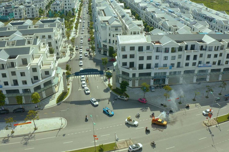 Ngoại hình của Lamborghini Aventador LP700-4 mui trần cùng hàng chục xe Kia Cerato đi hỏi vợ cho ông chủ công ty xe cưới ở Hải Phòng đã được chủ nhân độ bộ mâm đa chấu kép ADV7 M.V2 của thương hiệu ADV.1 cùng cánh gió đuôi khổng lồ phía sau xe bằng carbon của hãng Novitec. 