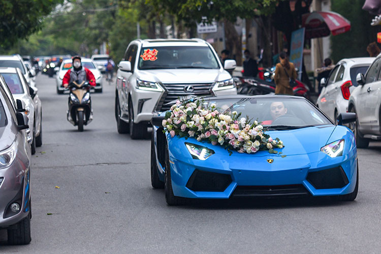 Được biết, chủ nhân của chiếc xe Lamborghini Aventador LP700-4 Roadster là 1 doanh nhân kín tiếng ở Hải Phòng và ước tính bộ sưu tập siêu xe cũng như xe thể thao và xe siêu sang của người này phải trên 100 tỷ đồng. Chiếc Aventador LP700-4 mui trần này được doanh nhân Hải Phòng mua về gần 3 năm qua sau khi xe trải qua nhiều đời chủ.