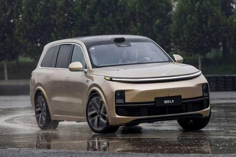 Li Auto L9 tu gay tai nan vi nham bien quang cao la xe that