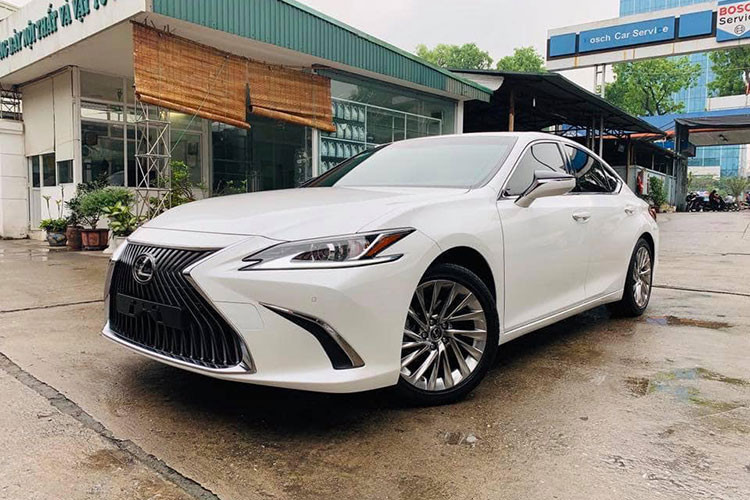 Với mức giá hơn 2,6 tỷ đồng cho chiếc sedan hạng sang vtrong bài viết này, đây được xem là một mức giá hợp lý khi xe đã ra biển số tại Hà Nội. Tuy nhiên, theo nhiều người dùng, họ vẫn thích chi ra số tiền thậm chí cao hơn để "đập hộp" một chiếc Lexus ES hoàn toàn mới cho riêng mình.