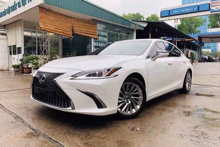 Với mức giá hơn 2,6 tỷ đồng cho chiếc sedan hạng sang vtrong bài viết này, đây được xem là một mức giá hợp lý khi xe đã ra biển số tại Hà Nội. Tuy nhiên, theo nhiều người dùng, họ vẫn thích chi ra số tiền thậm chí cao hơn để "đập hộp" một chiếc Lexus ES hoàn toàn mới cho riêng mình.