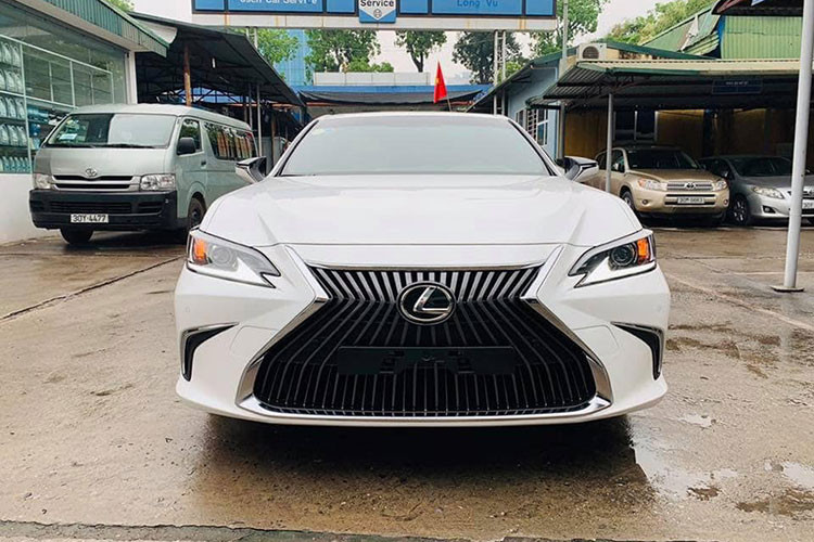 Ở cả 6 thế hệ trước, mẫu xe sang Lexus ES luôn là mẫu xe đem lại sự thoái mái hàng đầu và được bình chọn là “chiếc sedan hạng sang được yêu thích nhất tại Mỹ”, với doanh số cực khủng: hơn 2,18 triệu chiếc được bán ra trên toàn thế giới. Với sự tự tin đó, Lexus Việt Nam rất kỳ vọng mẫu xe ES thế hệ mới cũng sẽ làm nên những thành công tại thị trường này.