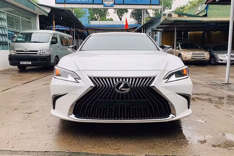 Ở cả 6 thế hệ trước, mẫu xe sang Lexus ES luôn là mẫu xe đem lại sự thoái mái hàng đầu và được bình chọn là “chiếc sedan hạng sang được yêu thích nhất tại Mỹ”, với doanh số cực khủng: hơn 2,18 triệu chiếc được bán ra trên toàn thế giới. Với sự tự tin đó, Lexus Việt Nam rất kỳ vọng mẫu xe ES thế hệ mới cũng sẽ làm nên những thành công tại thị trường này.