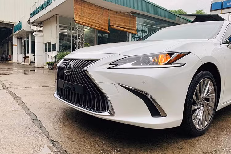 Về thiết kế ngoại thất, mẫu xe sedan hạng sang Lexus ES 250 2019 mới sở hữu những đường nét đậm chất thương hiệu xe sang Nhật Bản đang lăn bánh hiện nay như; mặt ca-lăng hình con suốt hay cụm đèn pha sắc sảo có dải LED định vị dạng móc câu... 