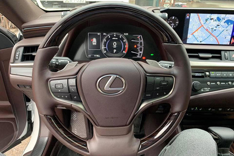 Bên cạnh đó cũng có không ít những tính năng công nghệ hiện đại được trang bị trong khoang nội thất giúp tăng sự tiện nghi. Lexus đã loại bỏ hệ thống điều khiển bằng phím bấm để thay thế hoàn toàn bằng bàn phím cảm ứng, đi kèm với đó vẫn là đầu đọc DVD, màn hình cảm ứng 12,3 inch có hỗ trợ USB/AUX/Bluetooth và hệ thống dẫn đường bản đồ Việt Nam. 