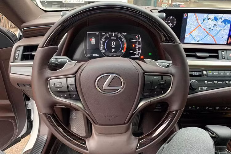 Bên cạnh đó cũng có không ít những tính năng công nghệ hiện đại được trang bị trong khoang nội thất giúp tăng sự tiện nghi. Lexus đã loại bỏ hệ thống điều khiển bằng phím bấm để thay thế hoàn toàn bằng bàn phím cảm ứng, đi kèm với đó vẫn là đầu đọc DVD, màn hình cảm ứng 12,3 inch có hỗ trợ USB/AUX/Bluetooth và hệ thống dẫn đường bản đồ Việt Nam. 