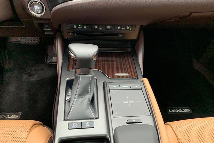 Lexus ES 250 2019 được trang bị động cơ - I4 2.5L phun xăng trực tiếp, đi kèm hộp số tự động 8 cấp sản sinh công suất tối đa 204 mã lực và mô-men xoắn cực đại 243 Nm. Đây có lẽ là mẫu xe sedan hạng sang duy nhất trong phân khúc sử dụng hệ dẫn động cầu trước, đối với ai yêu thích cảm giác lái thể thao thì có lẽ điều này sẽ là điểm trừ trên ES 250 2019 so với các đối thủ thường sử dụng dẫn động cầu sau.