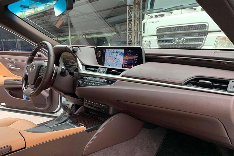 Khoang nội thất của Lexus ES 250 2019 không thật sự nổi bật so với các đối thủ cùng phân khúc. Nhưng là mẫu xe được thiết kế nhằm đem lại sự thoải mái hàng đầu cho người sử dụng, ES 250 2019 luôn ưu tiên sử dụng những chất liệu thân thiện với con người như da cao cấp và gỗ tự nhiên để bọc ghế ngồi, vô-lăng, táp lô,…