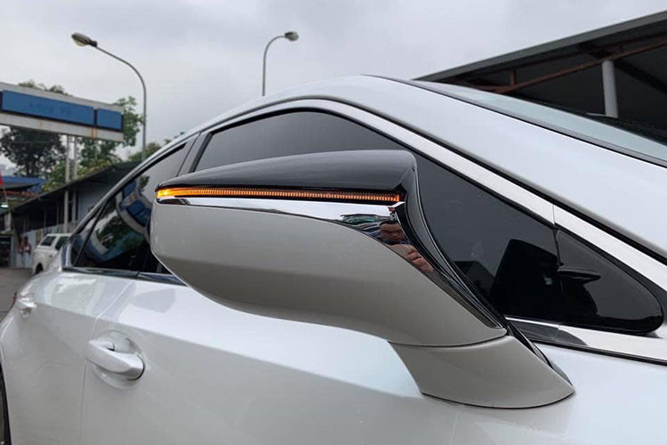 Xe được trang bị bộ mâm hợp kim đa chấu kích thước 18 inch đi kèm bộ lốp 235/45R18 và cũng có thêm một chiếc lốp dự phòng với kích thước tưng tự. Bên cạnh đó cặp gương chiếu hậu của ES 250 khá bắt mắt với phần trên được sơn đen và có đường nẹp crom sáng bóng tích hợp dải đèn xi nhan LED.