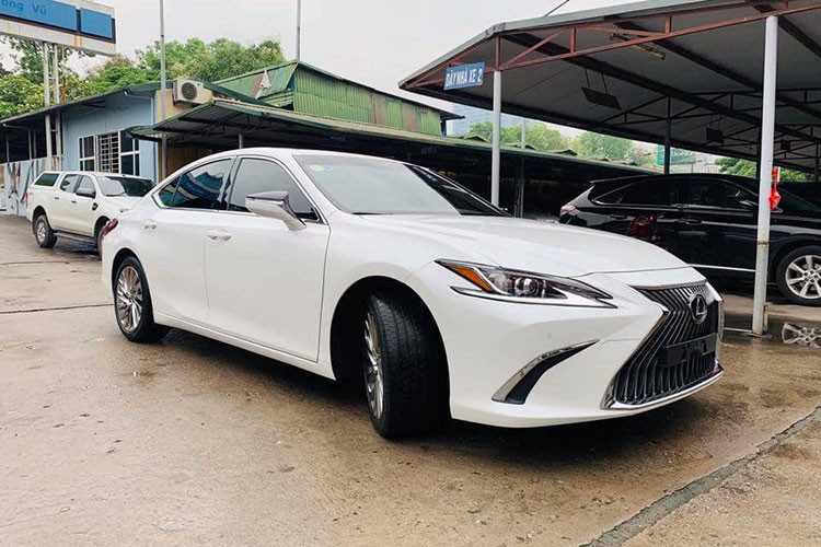 Những chiếc xe sang Lexus ES 250 phiên bản 2019 mới được nhà phân phối Nhật Bản ra mắt và phân phối chính hãng tại VIệt Nam hồi đầu năm. Khá ngạc nhiên khi một chiếc ES 250 xuất hiện trên thị trường mua bán ôtô cũ, theo chủ nhân rao bán mẫu xe này thì nó chỉ mới chạy lướt khoảng 1.100km và còn như mới. 