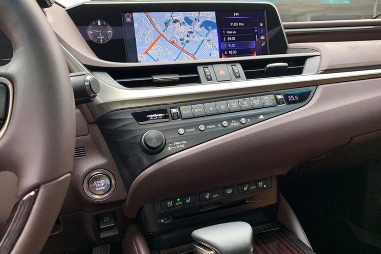 Lexus ES 250 được trang bị một số công nghệ an toàn hỗ trợ cho người lái được trang bị trên xe như: Hệ thống cảnh báo điểm mù BSM, hệ thống hỗ trợ khởi hành ngang dốc, hệ thống kiểm soát lực kéo TRC, hệ thống ổn định thân xe VSC, hệ thống chống bó cứng phanh ABS, phân phối lực phanh điện tử EBD, hệ thống hỗ trợ lực phanh khẩn cấp...