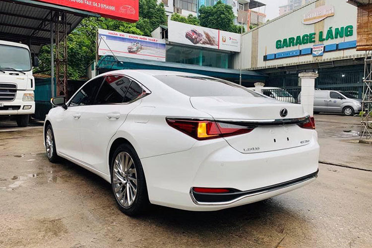 Giá xe sang Lexus ES 250 2019 được phân phối chính hãng tại Việt Nam với mức giá 2,499 tỷ đồng. Với giá bán này, xe đắt hơn so với mặt bằng chung trong phân khúc sedan hạng sang đang có mặt. Cụ thể là với Mercedes-Benz E-Class hiện có giá bán khởi điểm 2,099 tỷ đồng cho mẫu E 200 và 2,479 tỷ đồng cho mẫu E 250, tuy nhiên E-Class lại là xe lắp ráp trong nước thay vì nhập khẩu nguyên chiếc như Lexus.