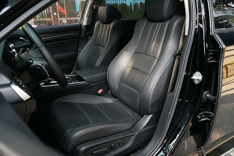 Accord hoàn toàn mới cũng được trang cửa sổ trời góp phần mang đến cho người dùng một không gian nội thất thoáng đãng. Xe sử dụng hệ thống điều hòa 2 vùng độc lâp, nhỏ gọn hơn với các cách thức điều khiển đơn giản và tiện dụngệ thống có các nút điều khiển nhiệt độ trái và phải độc lập.