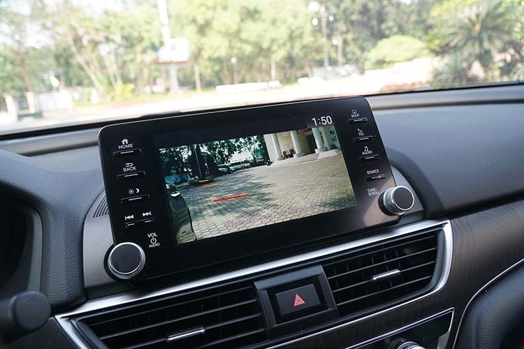 Màn hình cảm ứng 8 inch mới là một trang bị đáng giá trên Accord thế hệ thứ 10. Màn hình cảm ứng của Accord cho phép bạn vuốt, chạm và tương tác để điều khiển hệ thống âm thanh, cài đặt hiển thị và các tính năng cao cấp khác, giống như trên máy tính bảng hoặc điện thoại thông minh, giúp giao diện trực quan và dễ sử dụng, mang lại trải nghiệm tốt nhất cho người dùng.