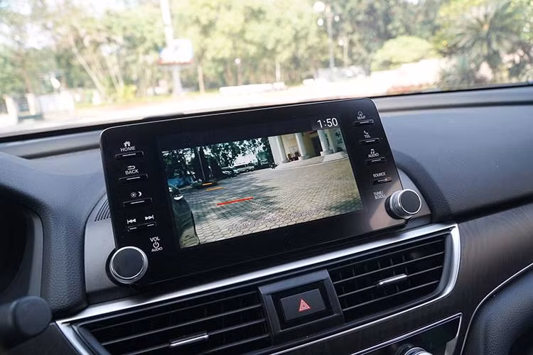 Màn hình cảm ứng 8 inch mới là một trang bị đáng giá trên Accord thế hệ thứ 10. Màn hình cảm ứng của Accord cho phép bạn vuốt, chạm và tương tác để điều khiển hệ thống âm thanh, cài đặt hiển thị và các tính năng cao cấp khác, giống như trên máy tính bảng hoặc điện thoại thông minh, giúp giao diện trực quan và dễ sử dụng, mang lại trải nghiệm tốt nhất cho người dùng.