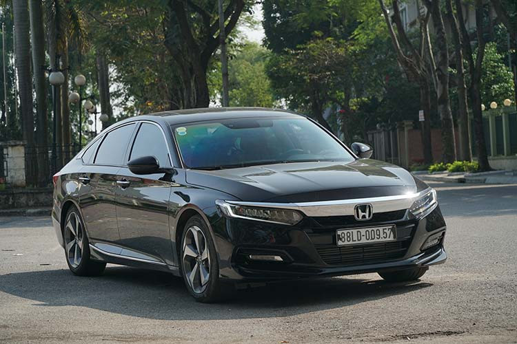  Honda Accord 2019 mới là mẫu xe cuối cùng và cũng cao cấp nhất của thương hiệu này trong năm 2019, nó nhằm hoàn thiện dải sản phẩm ôtô của Honda tại thị trường Việt Nam. Với Accord, Honda đã sở hữu đủ "đội hình" trải dài các phân khúc từ hạng A tới hạng D, từ xe đô thị cỡ nhỏ đến xe gia đình cỡ lớn, đủ sự đa dạng và cạnh tranh với bất kỳ đối thủ nào.