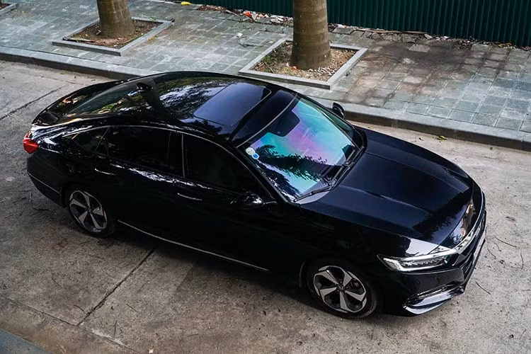 Với nhiều cải tiến, từ thiết kế, động cơ đến công nghệ Honda Accord 2019 mới được xem là đối trọng hoàn hảo với Toyota Camry trong phân khúc sedan hạng D tại thị trường Việt Nam. Tại thị trường Việt Nam, giá xe Honda Accord 2019 bán ra từ 1,319 cho phiên bản màu đen và ghi bạc. Trong khi đó, phiên bản màu trắng ngọc trai có giá bán cao hơn 1,329 tỷ đồng.
