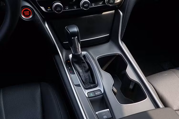 Honda Accord trang bị động cơ VTEC TURBO 1.5L với hệ thống phun xăng trực tiếp và điều khiển biến thiên theo thời gian (VTC), mang lại công suất tối đa 188 Hp tại 5.500 vòng/phút và mô-men xoắn cực đại 260Nm ở dải vòng tua 1.600-5.000 vòng/phút. Công nghệ điều khiển van tiên tiến kết hợp với công suất và hiệu suất nhiên liệu cao cùng lượng khí thải thấp cho mức tiêu hao nhiên liệu 6,2 L/100km (trong điều kiện đường hỗn hợp tiêu chuẩn), đi kèm là hộp số CVT.