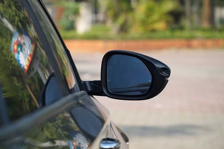 Ở phía sau, Honda Accord 2019 sở hữu phần đuôi được thiết kế chau chuốt mang đậm tính thể thao, tràn đầy sức sống và dài hơn một chút so với Accord thế hệ trước. Bên cạnh đó, chiều dài cơ sở của Honda Accord 2019 cũng nhỉnh hơn đôi chút so với "đối thủ" Toyota Camry 2019.