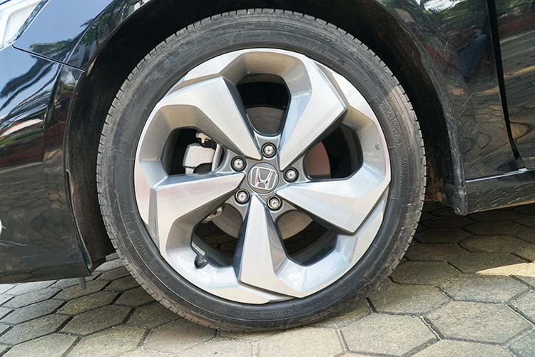 Ở bên thân, bộ vành hợp kim 5 chấu hình cánh quạt khá giống các phiên bản tiền nhiệm. Tuy nhiên, bộ vành này cũng được Honda tinh chỉnh lại tạo cảm giác mạch lạc, thể thao và dứt khoát hơn với một màu sơn bạc truyền thống. Những đường gân dập nổi khỏe khoắn cũng xuất hiện trên phần thân xe.