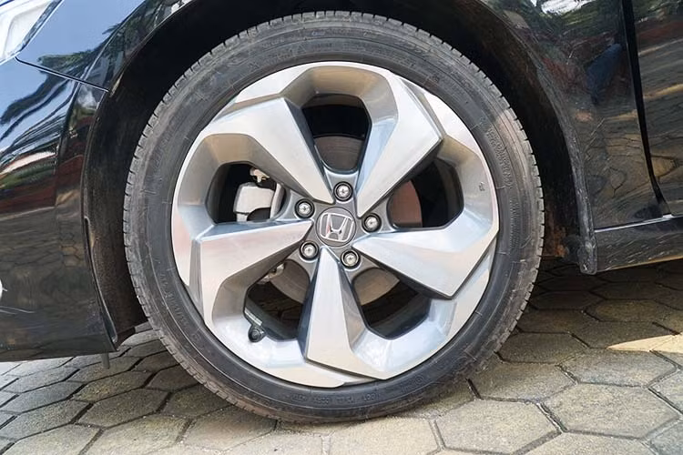 Ở bên thân, bộ vành hợp kim 5 chấu hình cánh quạt khá giống các phiên bản tiền nhiệm. Tuy nhiên, bộ vành này cũng được Honda tinh chỉnh lại tạo cảm giác mạch lạc, thể thao và dứt khoát hơn với một màu sơn bạc truyền thống. Những đường gân dập nổi khỏe khoắn cũng xuất hiện trên phần thân xe.