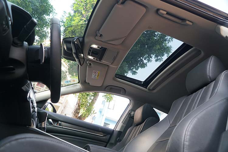 Bên cạnh đó, hệ thống cảnh báo chống buồn ngủ (Driver Attention Monitor) có thể phát hiện tình trạng mất tập trung của người lái khi điều khiển xe; Hệ thống quan sát làn đường (Honda Lanewatch) với 1 camera nhỏ được gắn trên gương chiếu hậu phía hành khách giúp an toàn hơn,...