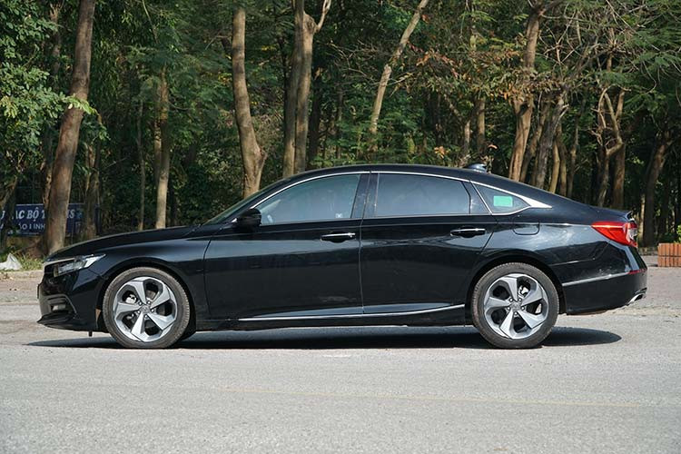 Mẫu xe sedan hạng D - Honda Accord 2019 tại Việt Nam sở hữu rất nhiều cái nhất trong phân khúc, đầu tiên phải kể đến kích thước (DxRxC) lần lượt là 4901 x 1862 x 1450mm, trục cơ sở đạt 2830mm cho không gian phía trong cực kỳ rộng rãi. Hàng ghế sau cho không gian rộng hơn thế hệ trước đến 48mm trong khi vẫn có thể tích cốp xe "khủng" đạt 573L.