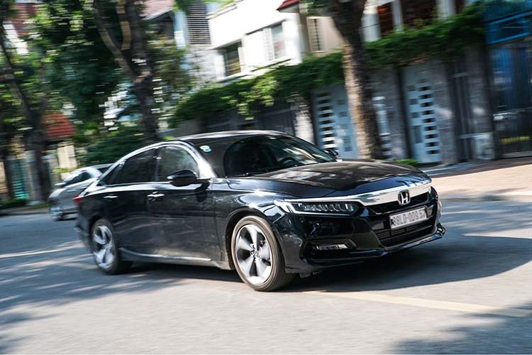 Khi cầm lái Accord mới và chuyển qua chế độ Sport, với 188 mã lực và momen xoắn rất cao (260Nm), chiếc sedan hạng D mạnh mẽ hơn trên cao tốc. Sau khi đạp thốc ga, sau khoảng trễ Turbo rất nhỏ, chiếc sedan hạng D dễ dàng giúp người cầm lái có những pha vượt xe an toàn. Tuy nhiên ấn tượng nhất vẫn là hệ thống Lanewatch với 1 camera tích hợp ở gương chiếu hậu phải, cho khả năng cảnh báo điểm mù - tính năng này đặc biệt hữu dụng với điều kiện đường xá ở Việt Nam.