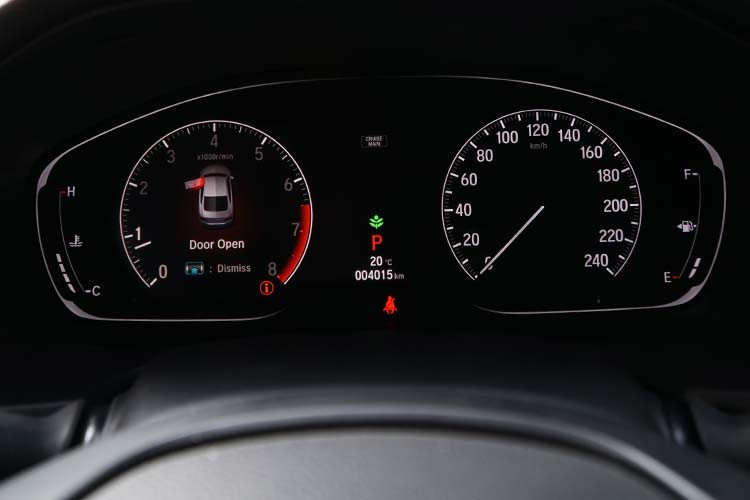 Honda Accord 2019 cũng sở hữu hàng ghế thứ hai rộng rãi hơn hẳn các thế hệ cũ với khoảng cách tăng đáng kể 48 mm so với phiên bản trước. Xe được trang bị những công nghệ tiên tiến trong đó có tính năng khởi động động cơ từ xa được tích hợp trên chìa khóa thông minh...