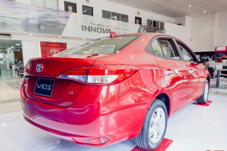 Vios phiên bản mới sử dụng động cơ xăng 2NR-FE dung tích 1.5L, 4 xy lanh thẳng hàn sản sinh công suất tối đa 107 mã lực và mô-men xoắn cực đại 140Nm. Đi kèm với động cơ trên là hộp số biến thiên vô cấp CVT hay hộp số sàn 5 cấp. Đặc biệt, Toyta Vios 2018 sở hữu công nghệ an toàn như 7 túi khí, cân bằng điện tử (EBD), khởi hành ngang dốc trên cả ba phiên bản G, E CVT và E MT.