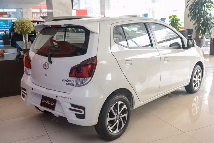 Toyota Wigo sẽ được trang bị khối động cơ 1.2L, sản sinh công suất tối đa 86 mã lực tại 6.000 vòng/phút, mô-men xoắn cực đại 107 Nm tại 4.200 vòng/phút. Đi kèm với đó là hộp số sàn 5 cấp hoặc số tự động 4 cấp. Một số trang bị an toàn gồm có dây đai an toàn 3 điểm, 2 túi khí trước, hệ thống chống bó cứng phanh ABS, cảm biến hỗ trợ đỗ xe.