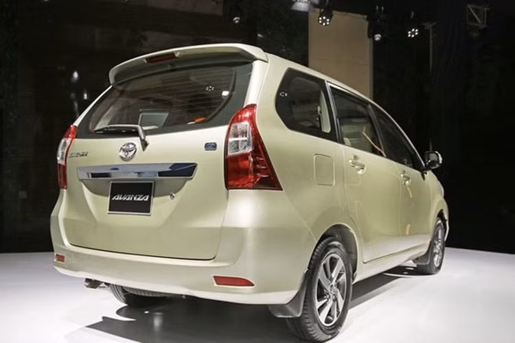 Toyota Avanza sử dụng động cơ Dual VVT-I 1.5L, 4 xi-lanh, cho công suất 103 mã lực tại 6.000 vòng/ph và mô-men xoắn 136 tại 4.500 vòng/phút, đi kèm hộp số tự động 4 cấp và hệ dẫn động cầu sau. Trong khi đó, phiên bản số sàn được trang bị động cơ 1NR-VE 1.3L, sản sinh công suất 94 mã lực, mô-men xoắn cực đại 121 Nm tại 4.200 vòng/phút, đi kèm hộp số sàn 5 cấp.