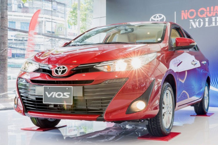 Quyết iữ vững ngôi vị “vua doanh số", Vios ở thế hệ mới ngày càng trở nên “lợi hại” hơn khi có nhiều cải tiến trong thiết kế, cũng như trang bị an toàn. Cụ thể, Toyota Vios 2018 “lột xác" diện mạo với ngôn ngữ thiết kế “Keen Look" hoàn toàn mới, mang lại nét phóng khoáng và phá cách, hướng đến đối tượng khách hàng mới trẻ trung và năng động. 