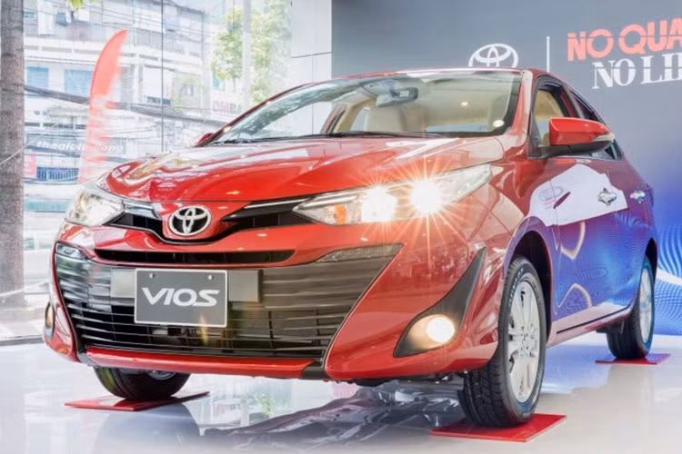 Quyết iữ vững ngôi vị “vua doanh số", Vios ở thế hệ mới ngày càng trở nên “lợi hại” hơn khi có nhiều cải tiến trong thiết kế, cũng như trang bị an toàn. Cụ thể, Toyota Vios 2018 “lột xác" diện mạo với ngôn ngữ thiết kế “Keen Look" hoàn toàn mới, mang lại nét phóng khoáng và phá cách, hướng đến đối tượng khách hàng mới trẻ trung và năng động. 