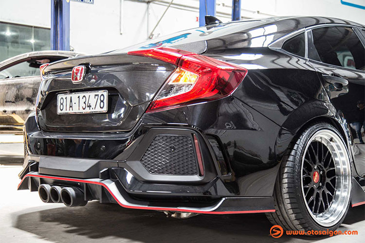 Toàn bộ cản trước sau đều được thay thế với chi tiết ấn tượng nhất là cụm 3 ống xả của thương hiệu đình đám Akrapovic đặt giữa không chỉ giưps cho tiếng nổ "chất hơn" mà còn giúp tăng thêm mã lực cho chiếc xe.