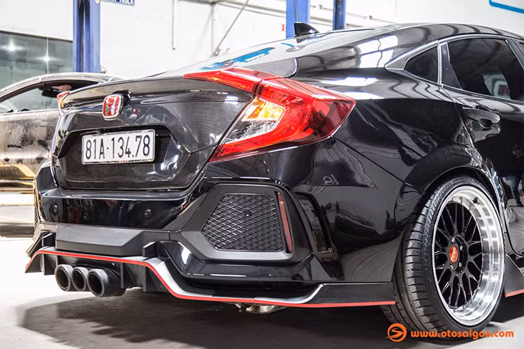 Toàn bộ cản trước sau đều được thay thế với chi tiết ấn tượng nhất là cụm 3 ống xả của thương hiệu đình đám Akrapovic đặt giữa không chỉ giưps cho tiếng nổ "chất hơn" mà còn giúp tăng thêm mã lực cho chiếc xe.